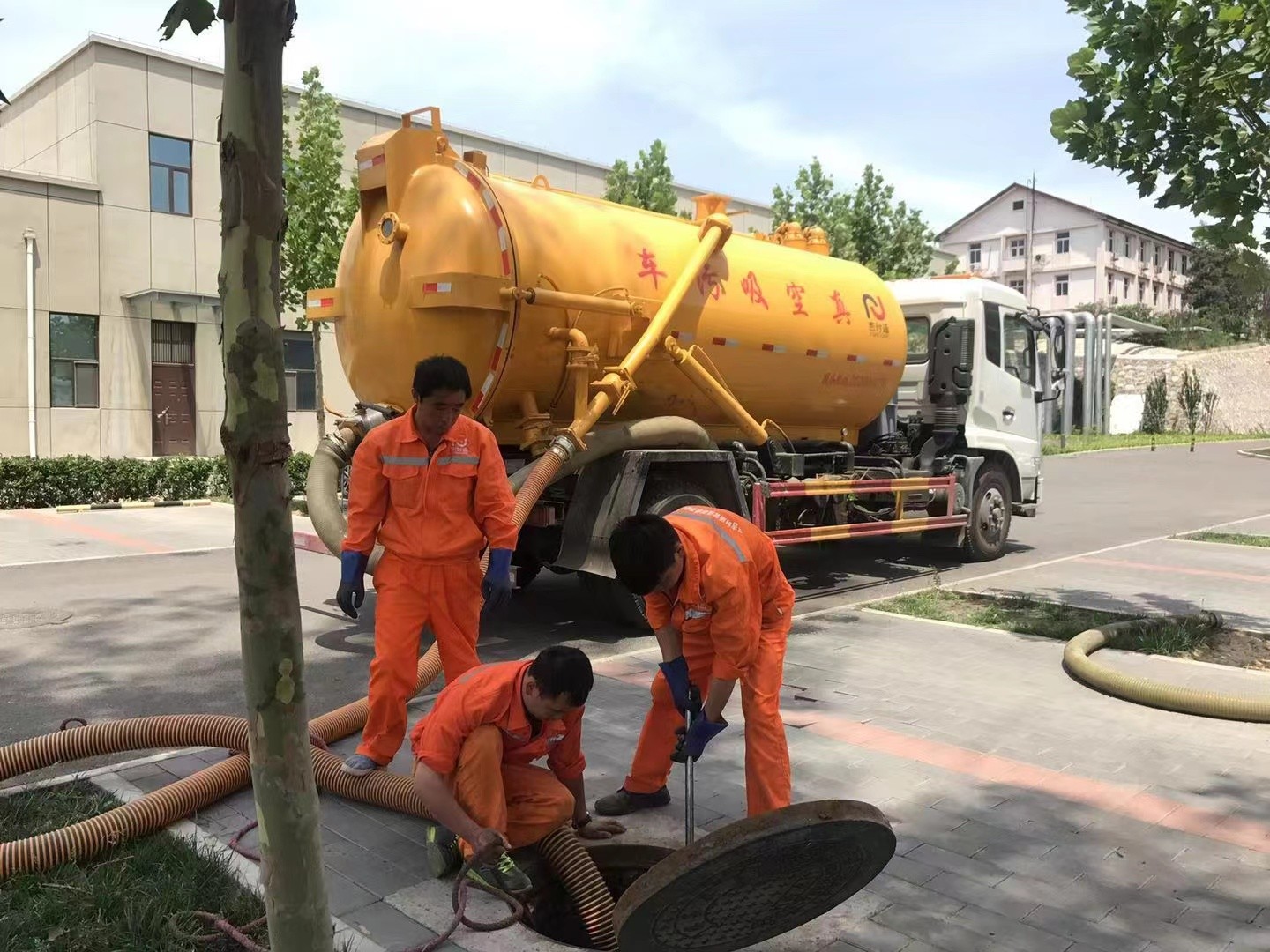 西华管道疏通车停在窨井附近