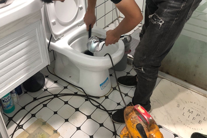 西华马桶堵塞自己疏通还是找师傅?专业上门服务让你省时更省心